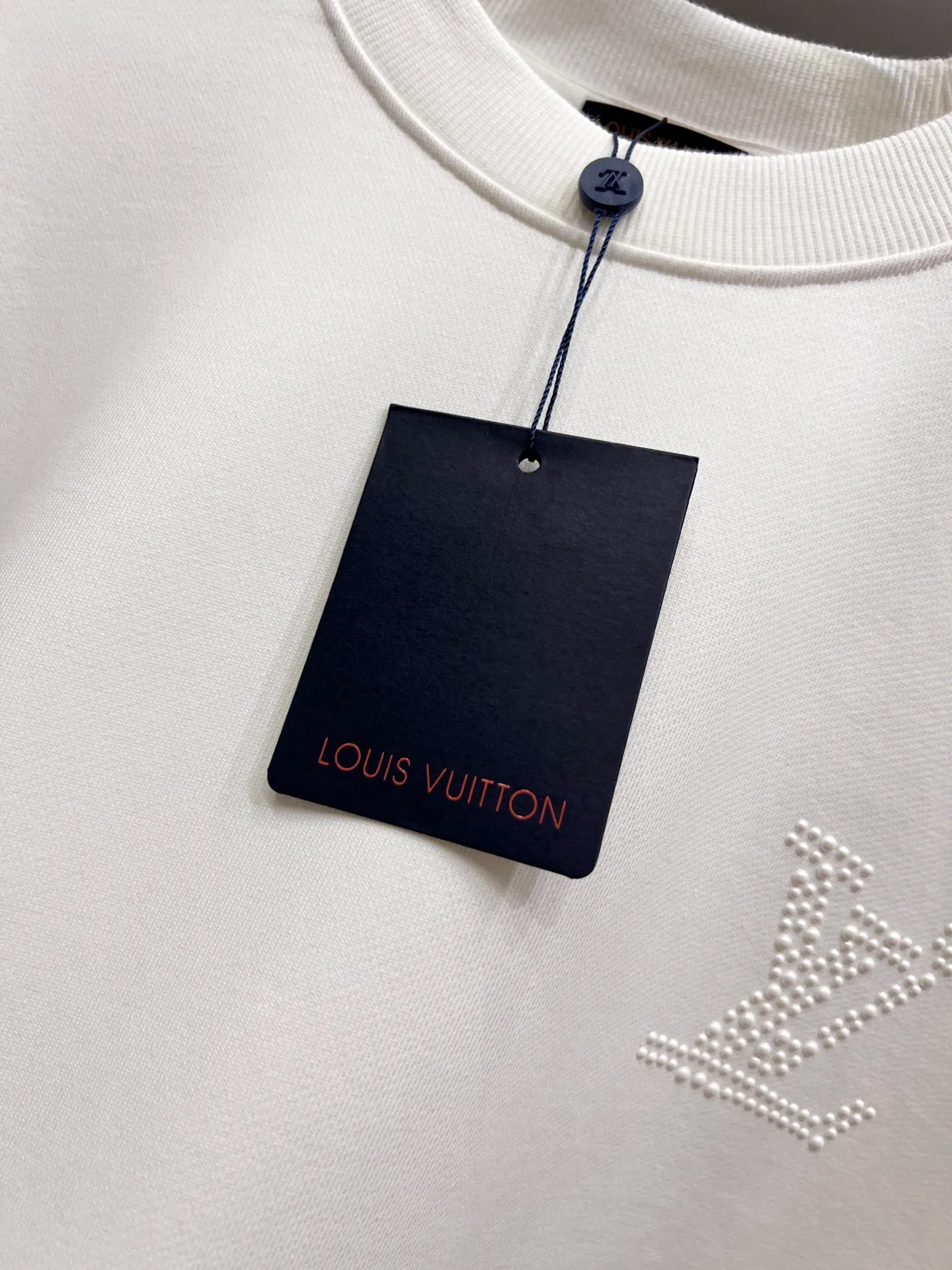🅿️260 1v Louis*2025 new autumn and winter round neck long-sleeved sweatshirt, large V letter pearl diamond craft design, high-end version! Highly breathable and comfortable, customized double yarn plain cotton fabric. Short-sleeved T-shirt. Same style for men and women. Sizes S M L XL XXL Five sizes black white